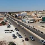 Debout côte à côte, alignés à perte de vue le long d'une autoroute, hommes et femmes se sont mobilisés dans la province d'Idleb en Syrie pour réclamer la prolongation d'un mécanisme d'aide transfrontalier géré par l'ONU.